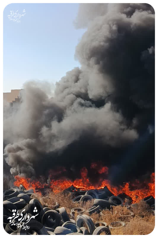 حریق گسترده دپوی لاستیک‌های فرسوده در «درخت بید» دلیل مشاهده دود غلیظ در بلوار ثامن الائمه طرقبه (جاده شاندیز) 