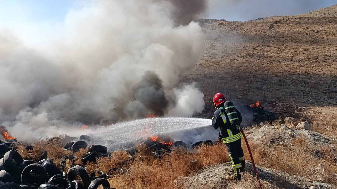 حریق گسترده دپوی لاستیک‌های فرسوده در «درخت بید» دلیل مشاهده دود غلیظ در بلوار ثامن الائمه طرقبه (جاده شاندیز)